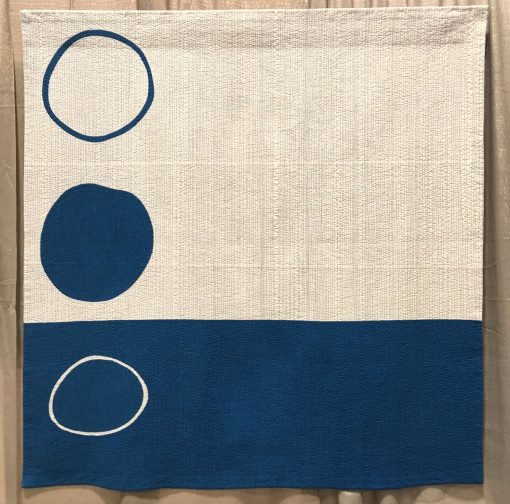 Modern quilt featured at QuiltCon 2019 — “Idea” by Leanne Chahley @shecanquilt Statement: “One day I woke up with the inspiration to make idea. She is a minimalist quilt about how ideas float to the top of one’s mind, from a sea of ideas, daily thoughts, experiences, interactions. I experience only a few creative ideas when compared to the many regular thoughts, work thoughts, parenting thoughts, and all the other thoughts that get us through every day, which also bubble up from the sea of thoughts at the centre of our being.”